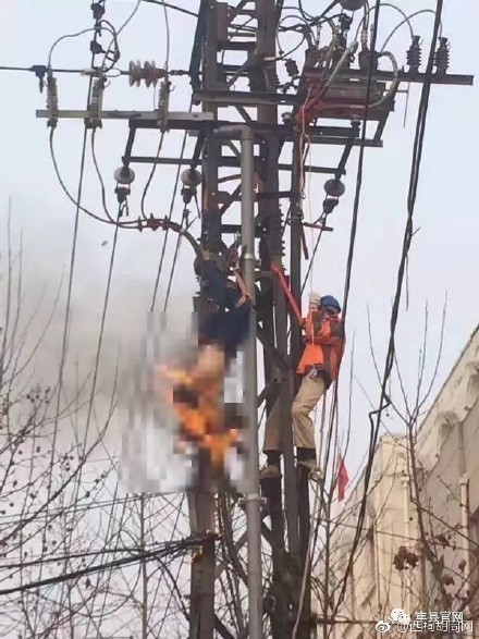 江蘇兩工人維修電塔觸電 一人著火燒焦亡_北京時間