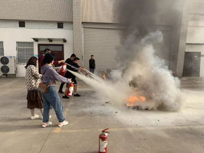 東航江蘇公司飛機維修部航材供應(yīng)中心對職工進行消防安全培訓(xùn)